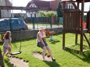 Společné odpoledne rodičů a dětí - natírání popelnic